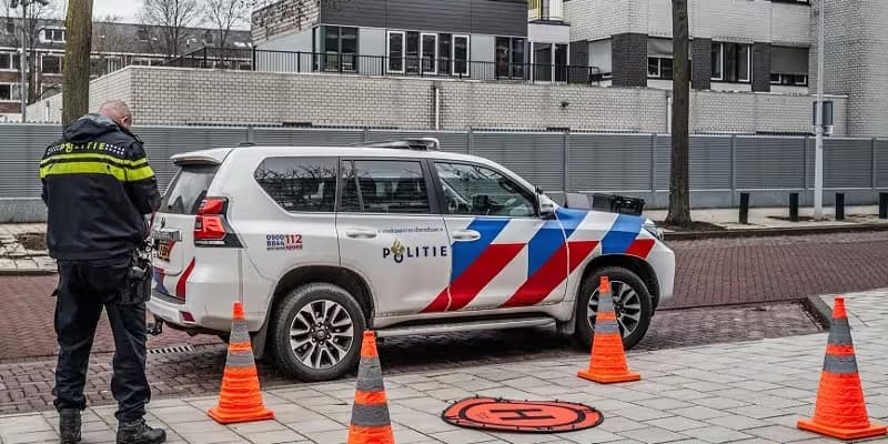 Agente y coche de policía