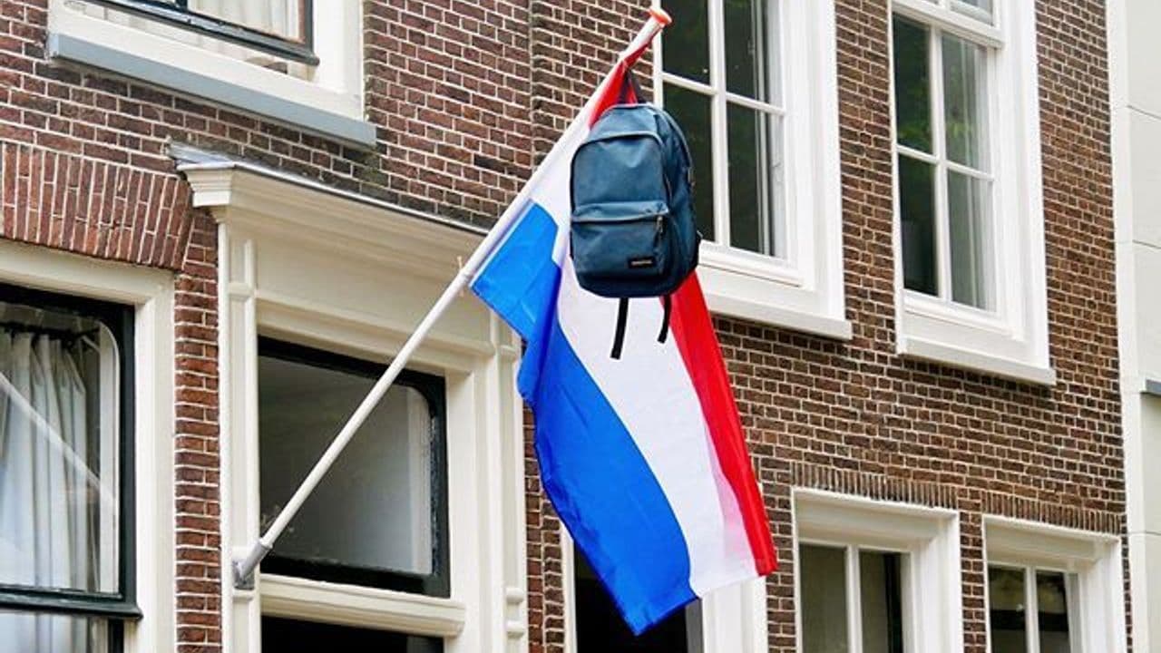 Bandera holandesa con mochila