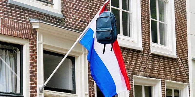 Fin del curso en Países Bajos: mochilas al viento y banderas en alto
