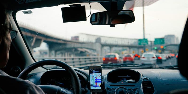 falso conductor de Uber llevando al robo en la casa de un joven.