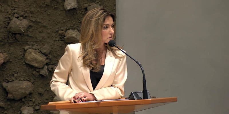 Dilan Yeşilgöz, líder del VVD, dando un discurso en la asamblea general de los liberales en Nieuwegein.