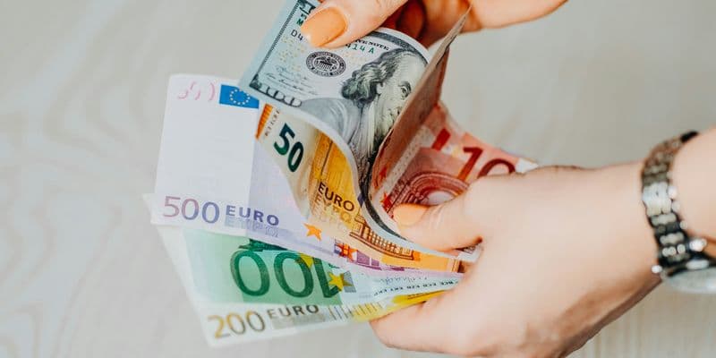 Fajos de billetes de euro, simbolizando la nueva medida del gobierno holandés para limitar las compras en efectivo