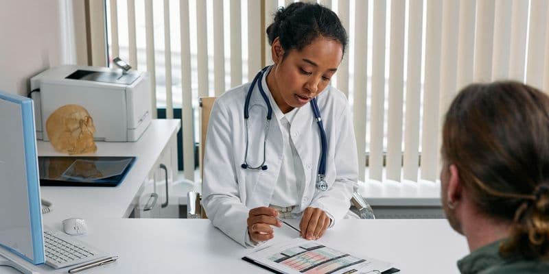 Doctora con paciente