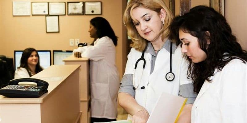 El Parlamento frena el recorte de 165 millones en formación sanitaria