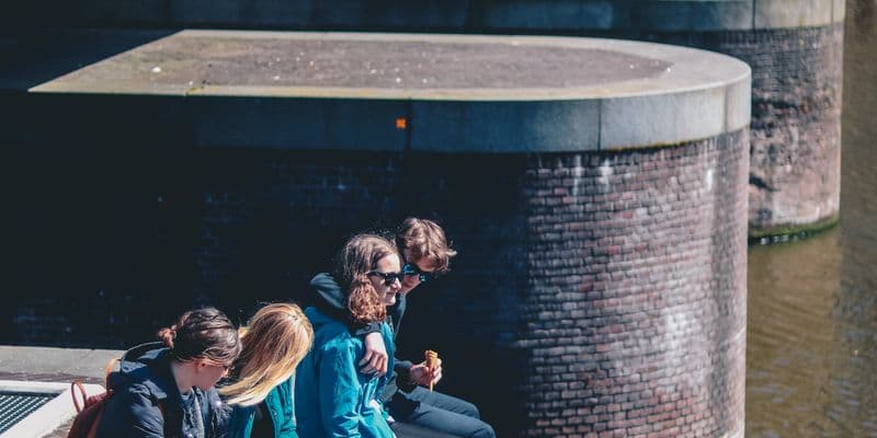 Los adultos jóvenes se convierten en el grupo más infeliz del mundo