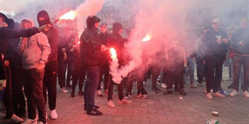 Hinchas del Ajax destrozan comisaría y vehículos policiales
