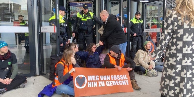 Protesta en el aeropuerto de Maastricht contra el uso de aviones privados para TEFAF