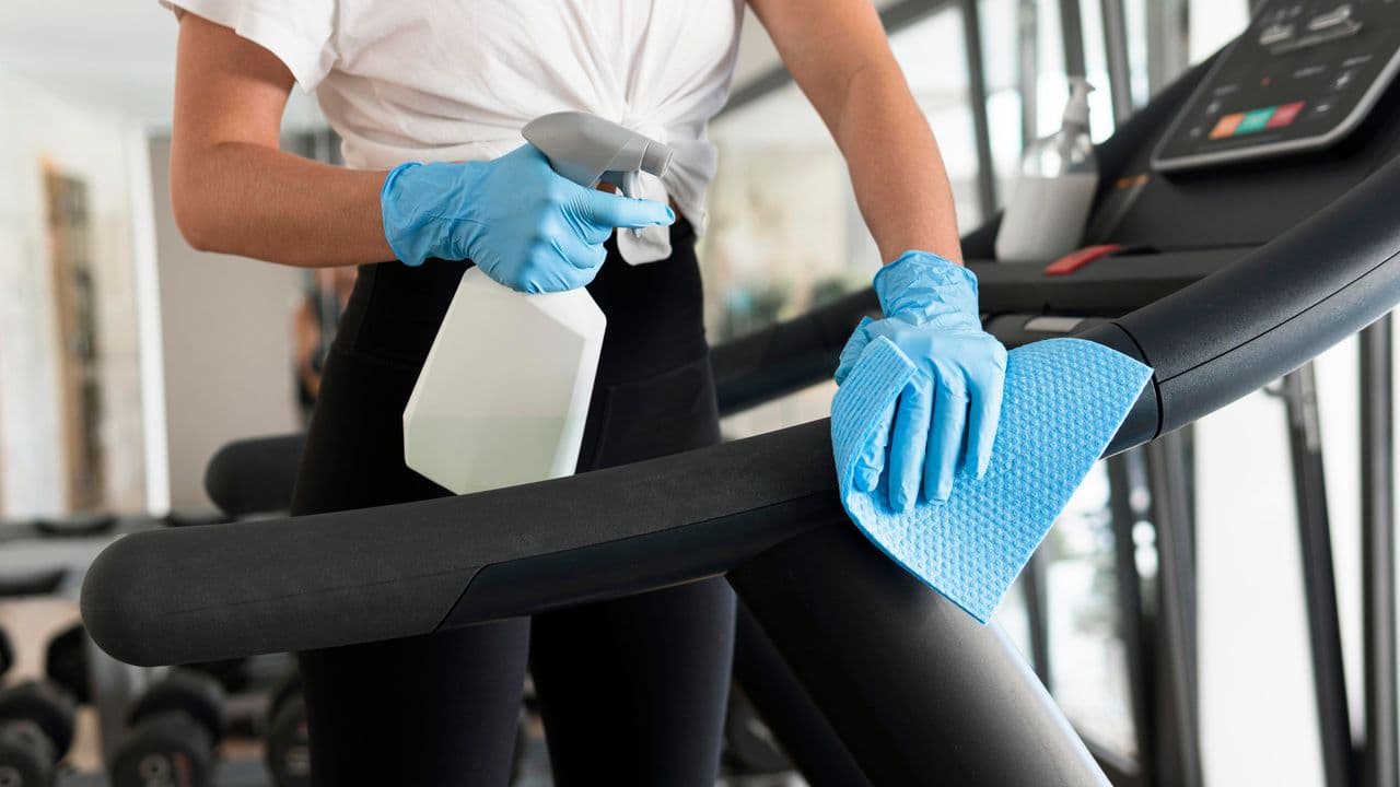 Limpiando un gimnasio