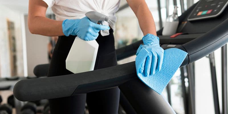 Limpiando un gimnasio