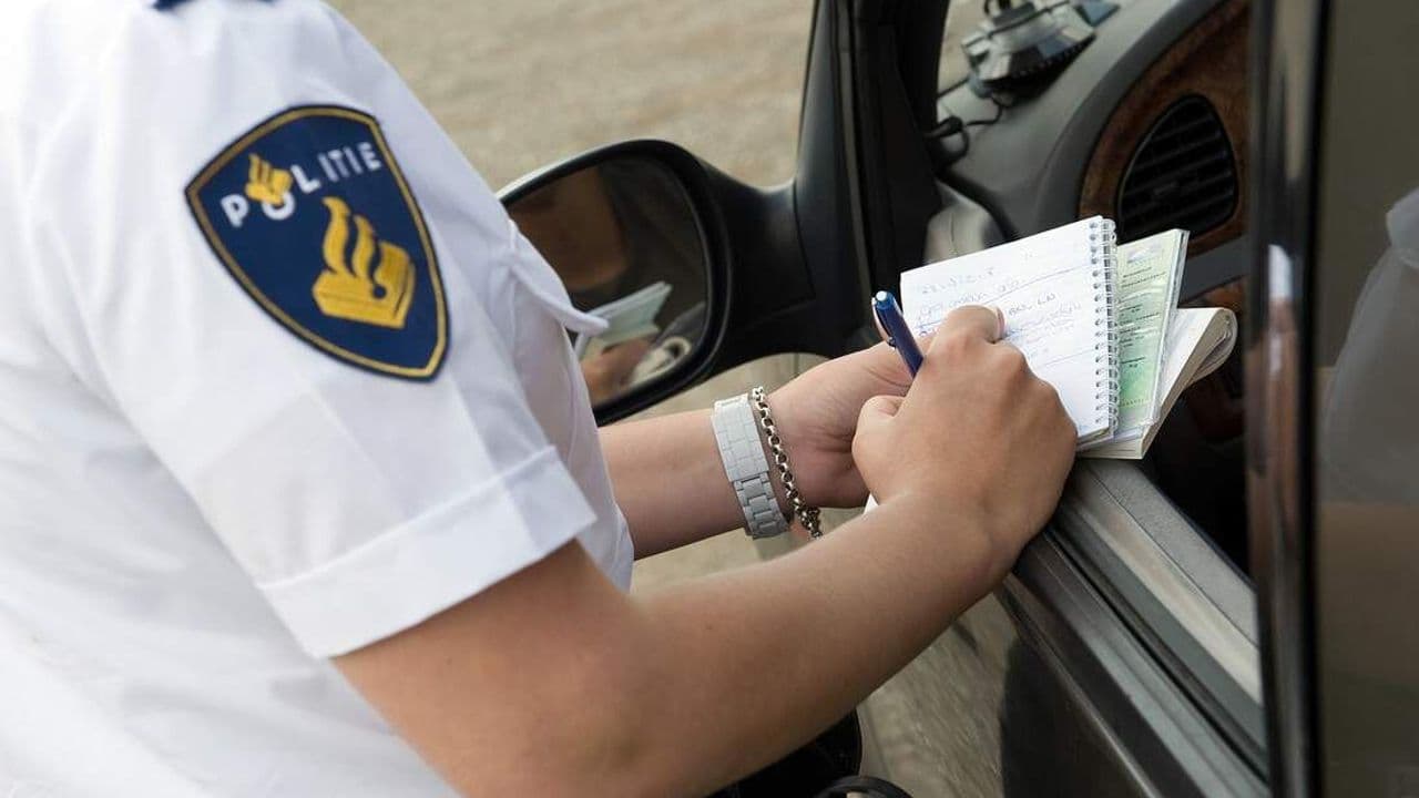 Policía holandés imponiendo una multa