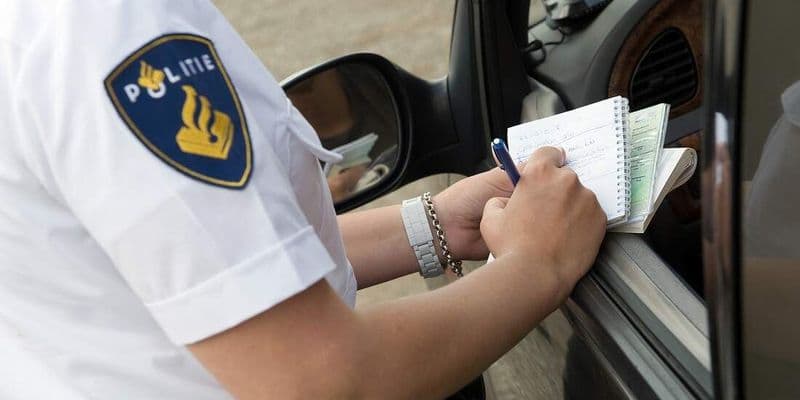 Policía holandés imponiendo una multa