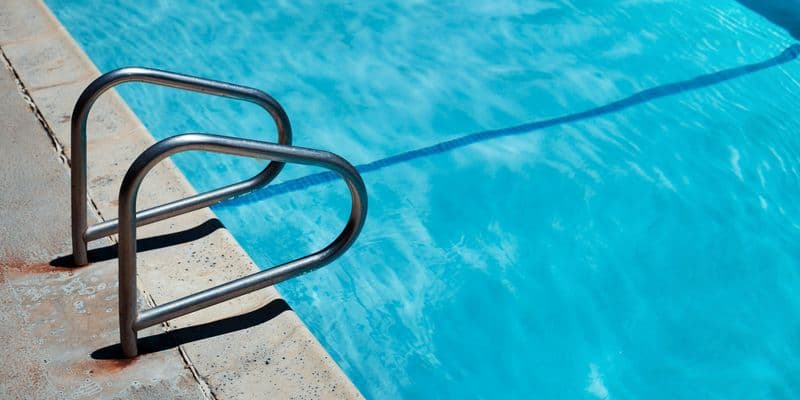 Becario acusado de abusar de 14 menores durante clases de natación