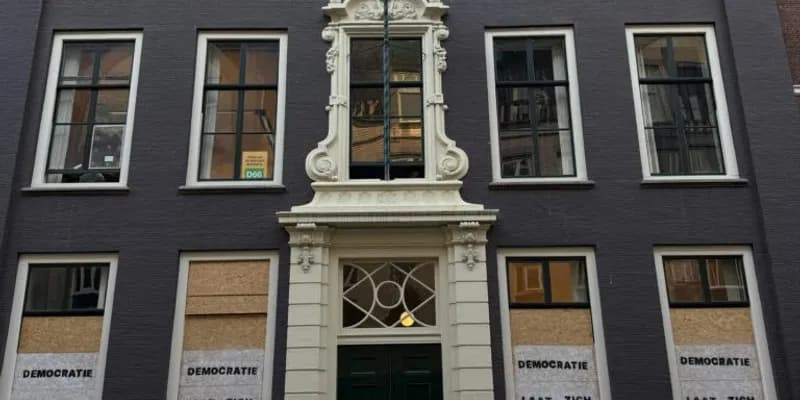 Explosión en la sede de D66 en La Haya tras el lanzamiento de un petardo