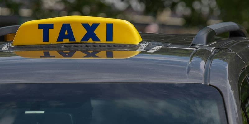 Roba un taxi en Tilburg, choca y deja herida a una mujer