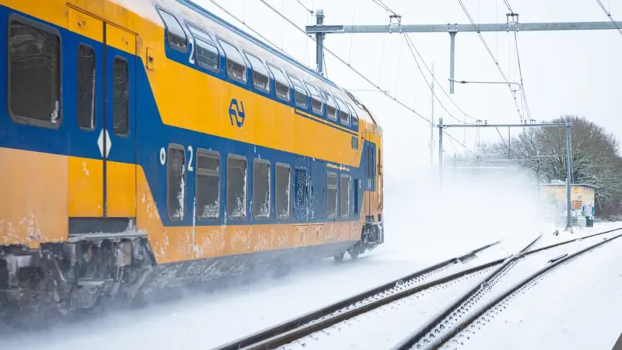 Tren NS circulando en la nieve
