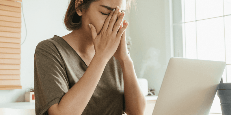 Mujer frente al ordenador cansada de buscar trabajo