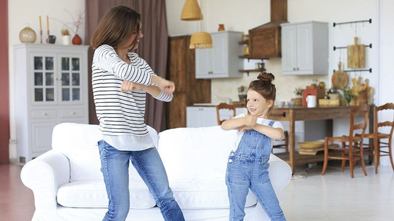 Niñera jugando con niña 