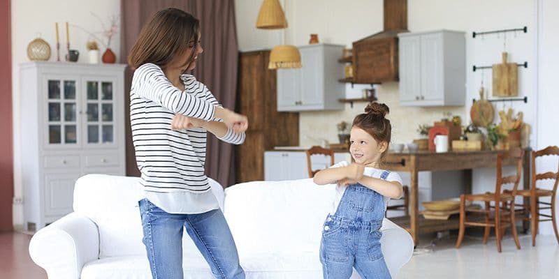 Niñera jugando con niña 