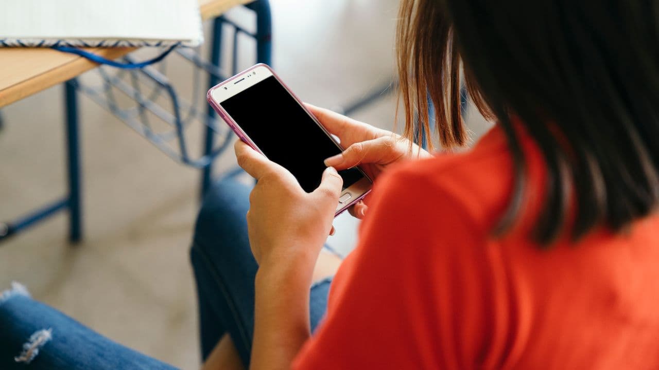 Escuelas primarias en Países Bajos prohíben los teléfonos