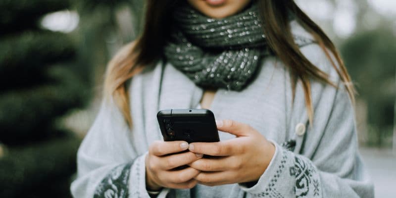 Adolescente con un teléfono móvil
