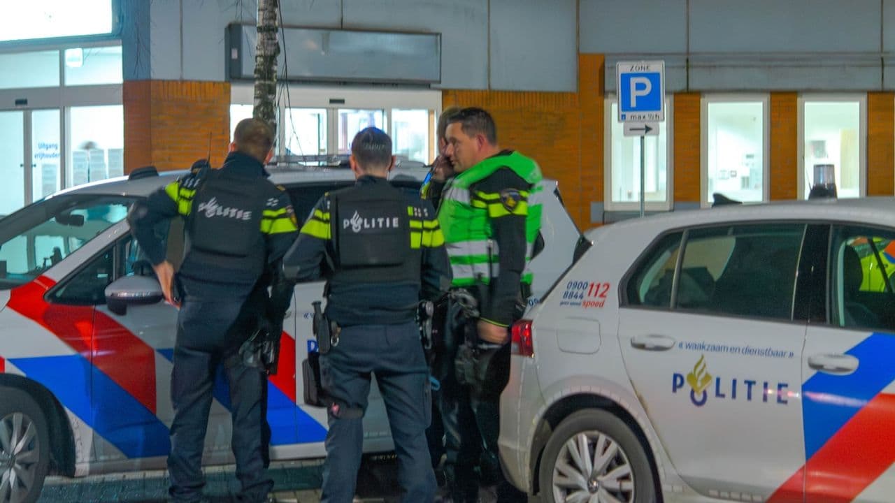 Agentes de policía inspeccionando el hospital