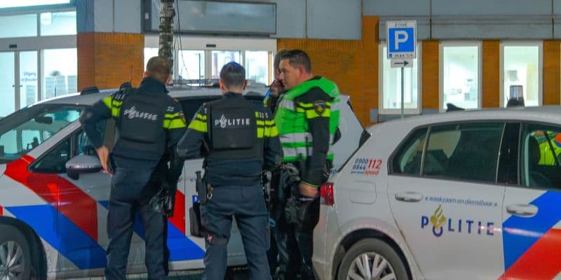 Agentes de policía inspeccionando el hospital