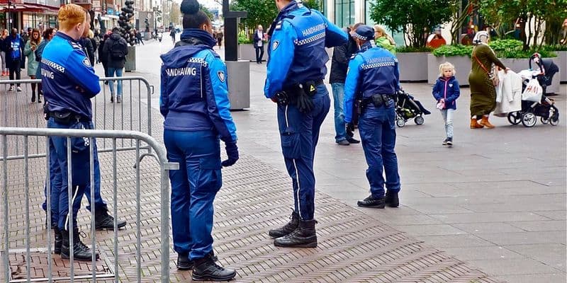 Países Bajos prohíbe símbolos religiosos a agentes de seguridad desde 2025