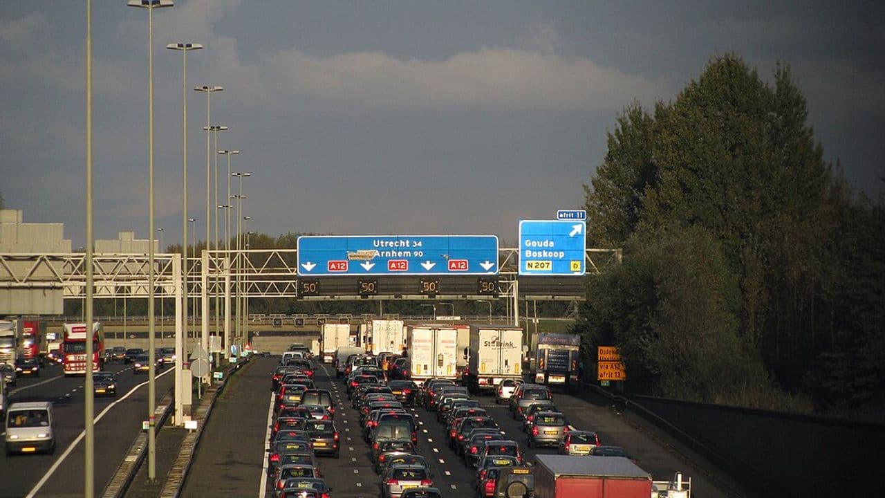Autopista A12 con tráfico de coches