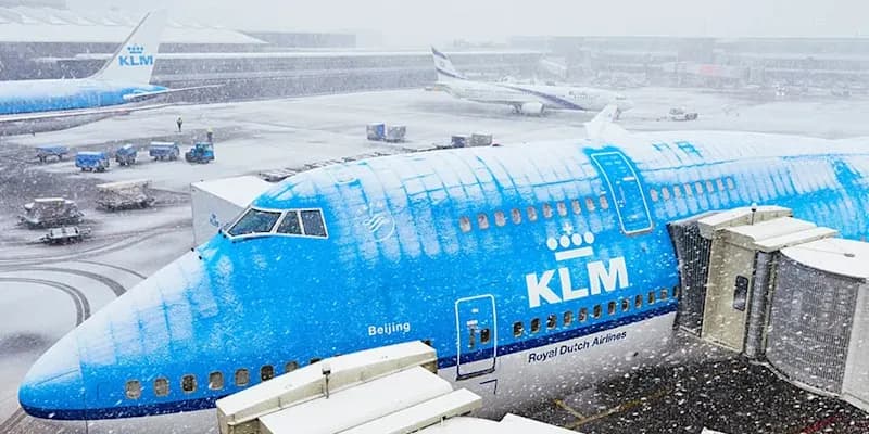 Avión KLM con nieve en schiphol