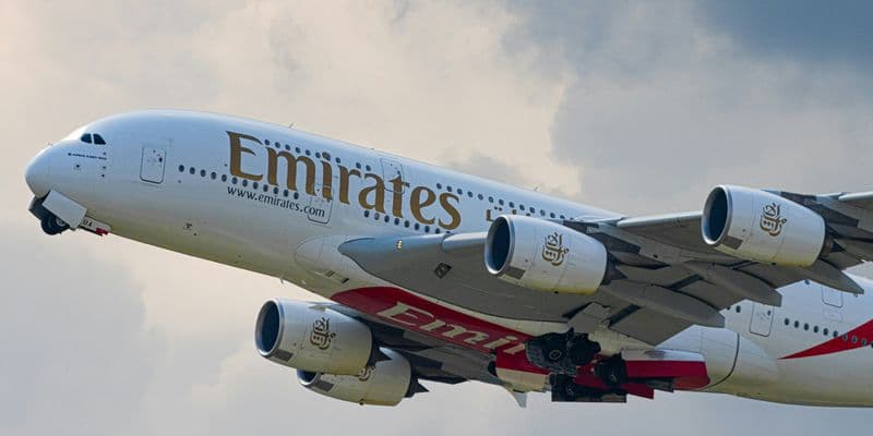 Avión de Emirates despegando del aeropuerto de Schiphol, con el director ejecutivo Tim Clark advirtiendo sobre posibles represalias por reducción de vuelos.
