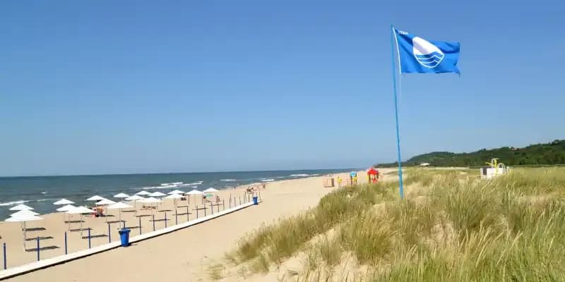 Bandera azul en una playa