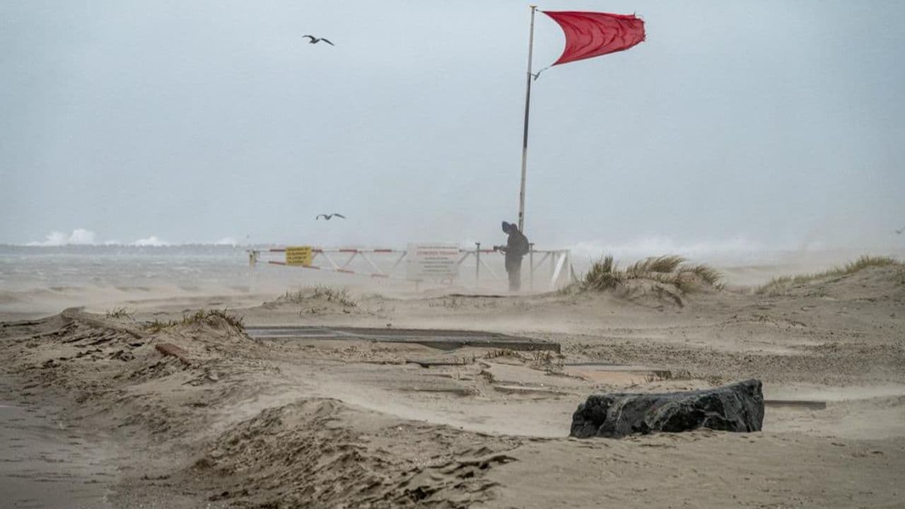 Bandera roja en una playa ventosa