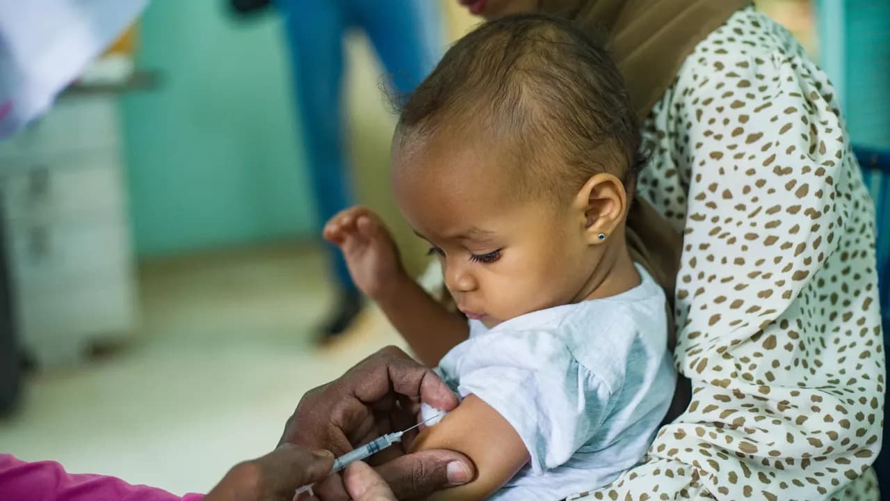 Bebé recibiendo una vacuna