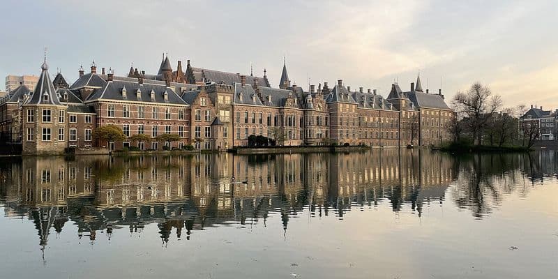 magen del complejo Binnenhof en La Haya, destacando su importancia histórica y los desafíos en su restauración.