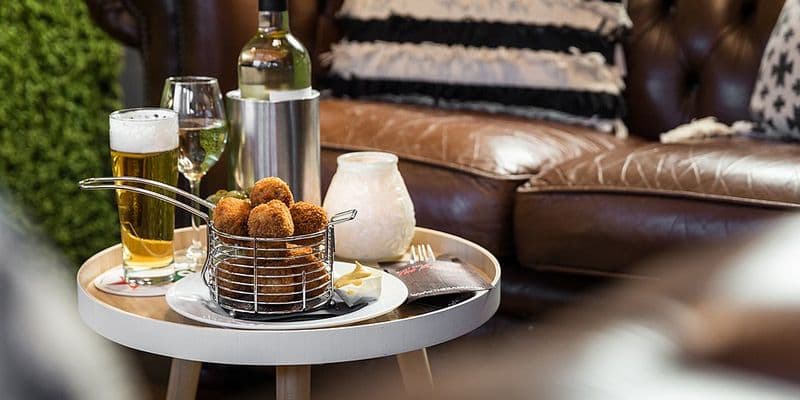 Bitterballen en una mesa de un bar