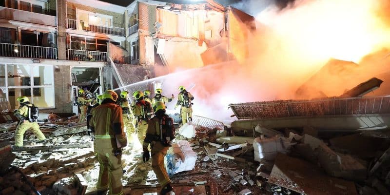 Bomberos en los apartamentos tras explosion en La Haya