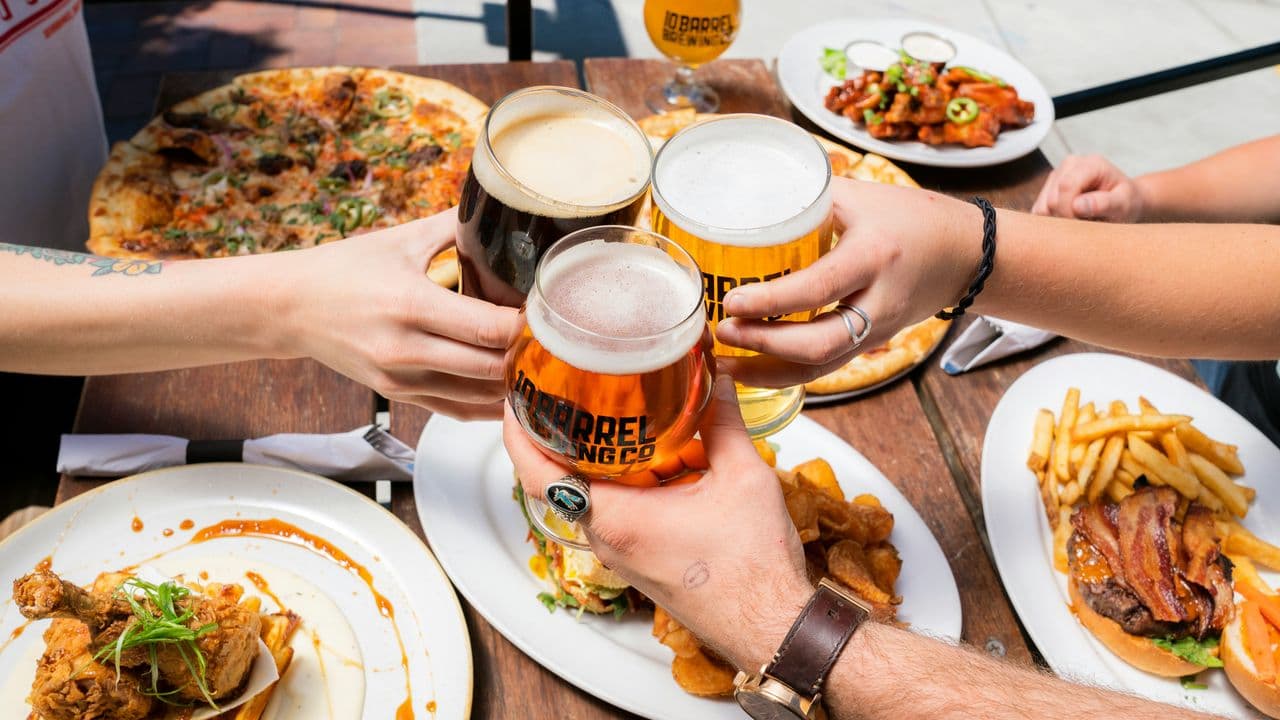 Brindis con cerveza y comida