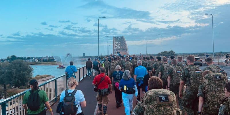 Arranca la 107.ª Vierdaagse Nijmegen con caminantes de todo el mundo
