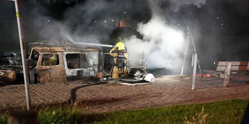 Casa flotante incendiada en el canal de Tilburg