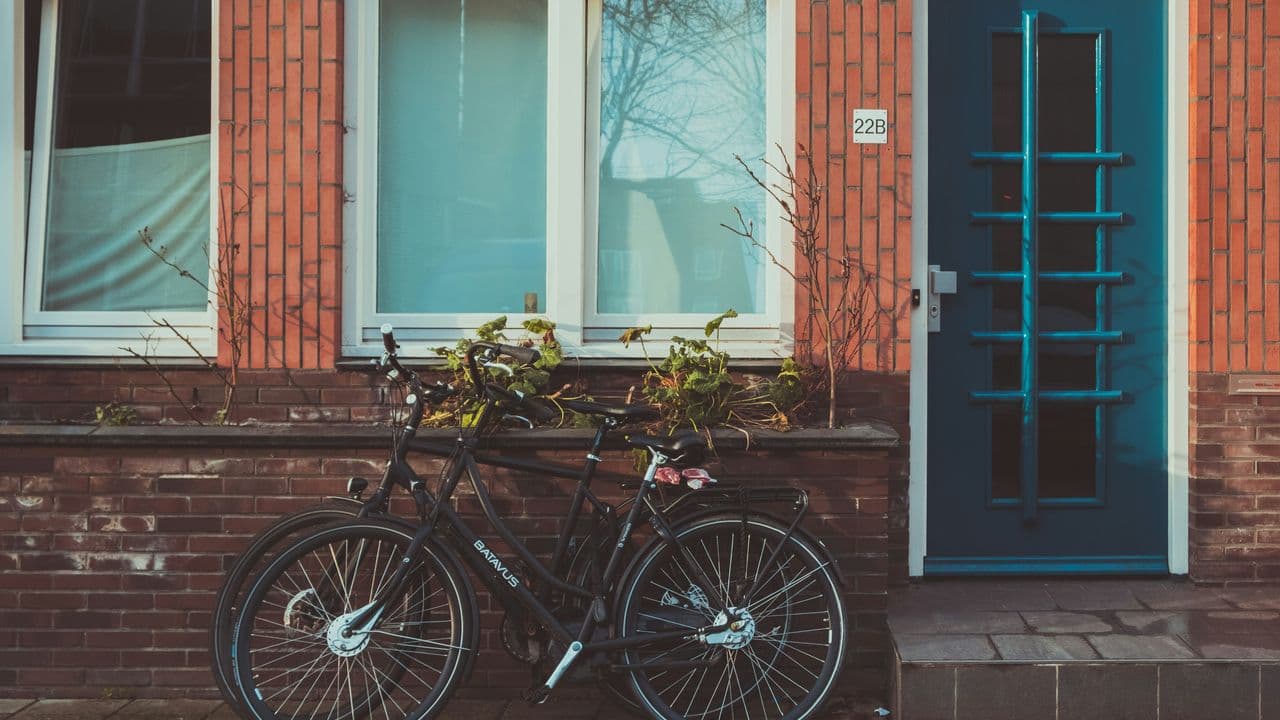 Vivienda en Países Bajos con una bicicleta en la fachada