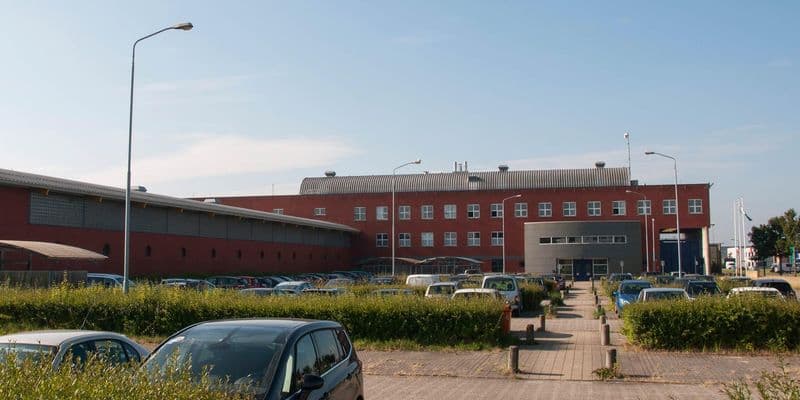 Recluso apuñala a guardia en la prisión de Heerhugowaard durante toma de rehenes