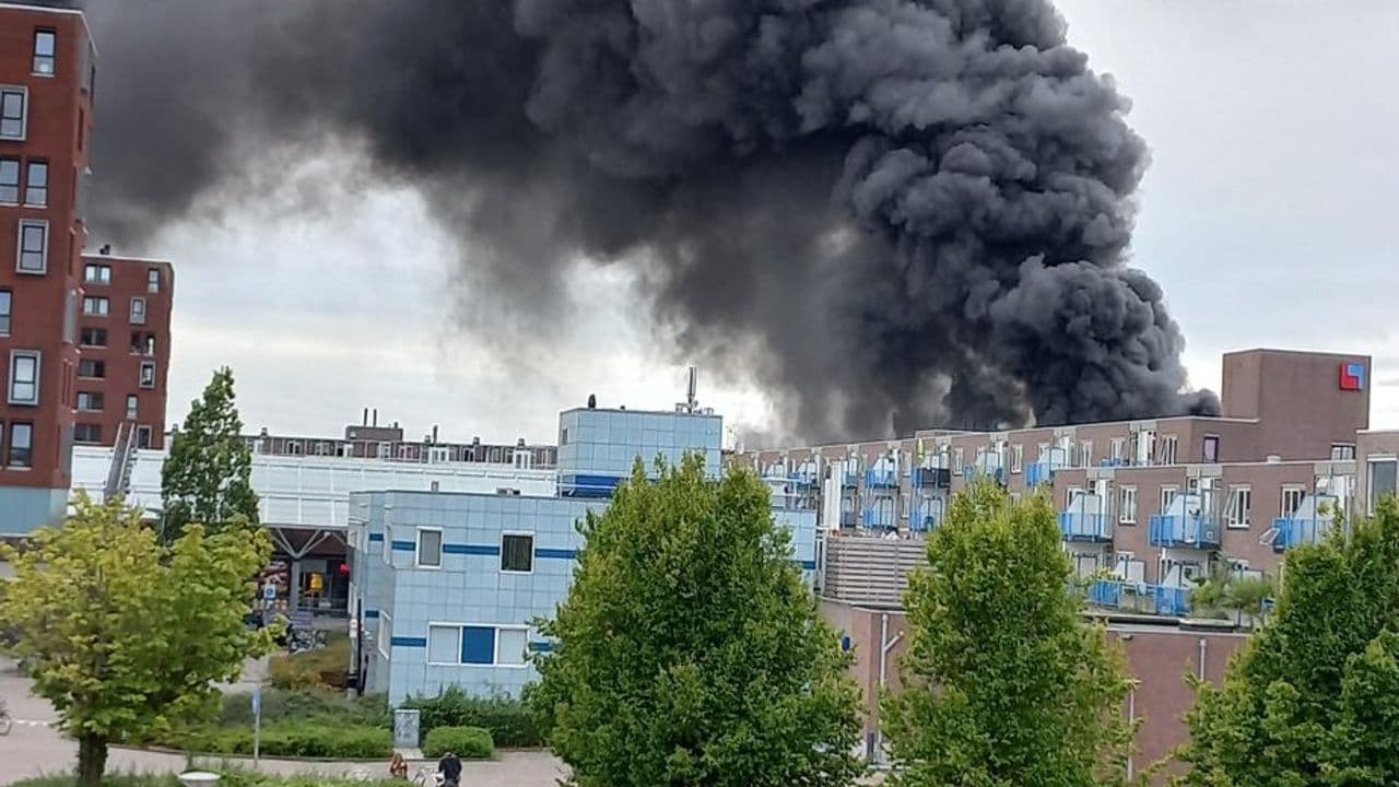 Centro comercial De Mare (Alkmaar) en llamas