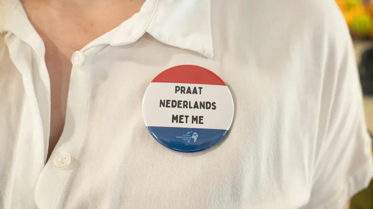 Chapa en camiseta con texto praat nederlands met me