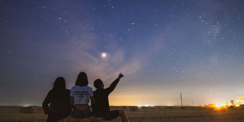 Personas mirando al cielo estrellado
