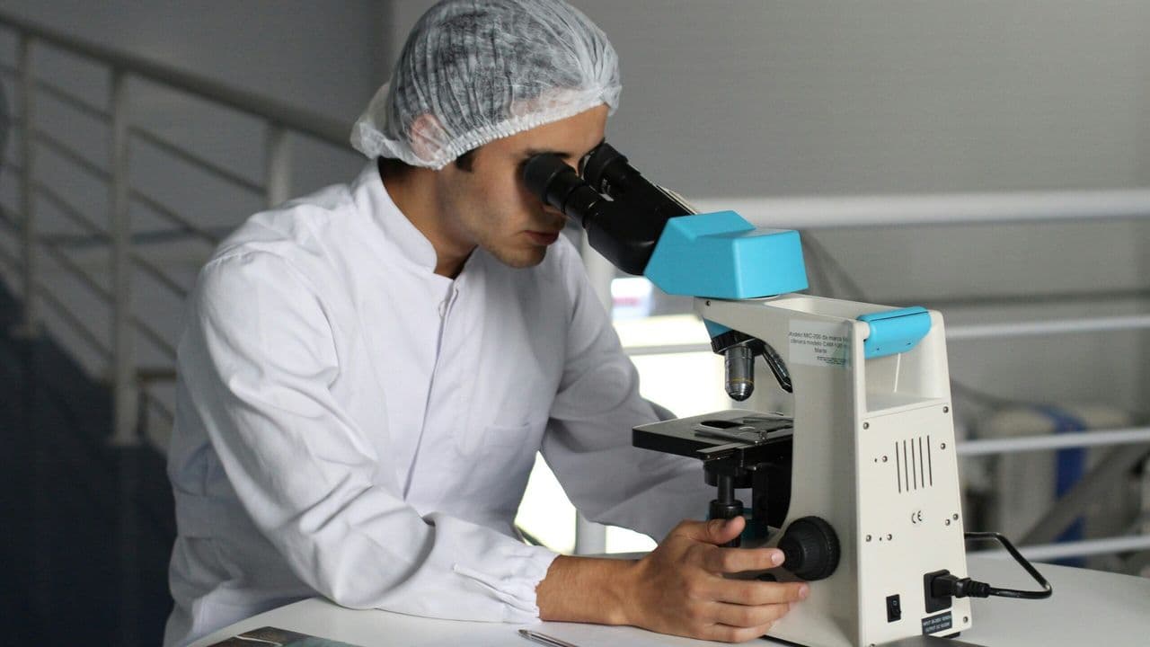 Científico en laboratorio