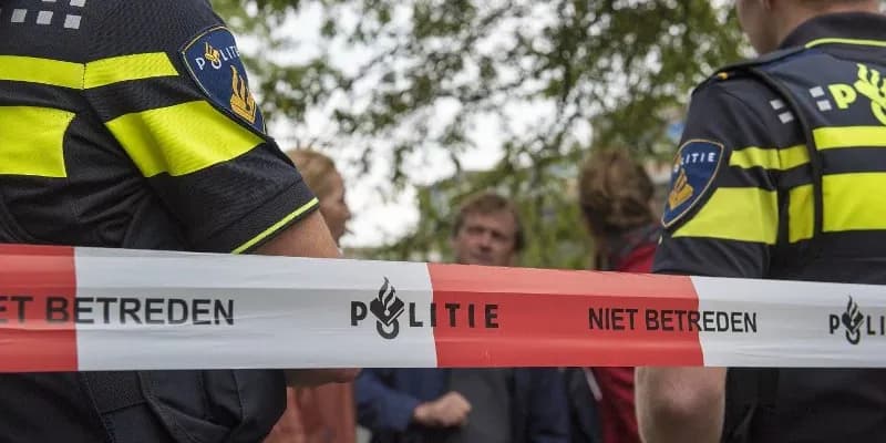 Cinta policial con agentes de fondo