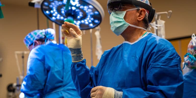 Cirujano con gafas de realidad mixta HoloLens