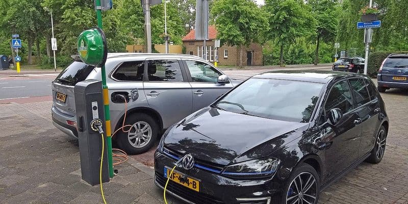 Coches eléctricos pagarán más impuestos en 2026 tras error del gobierno
