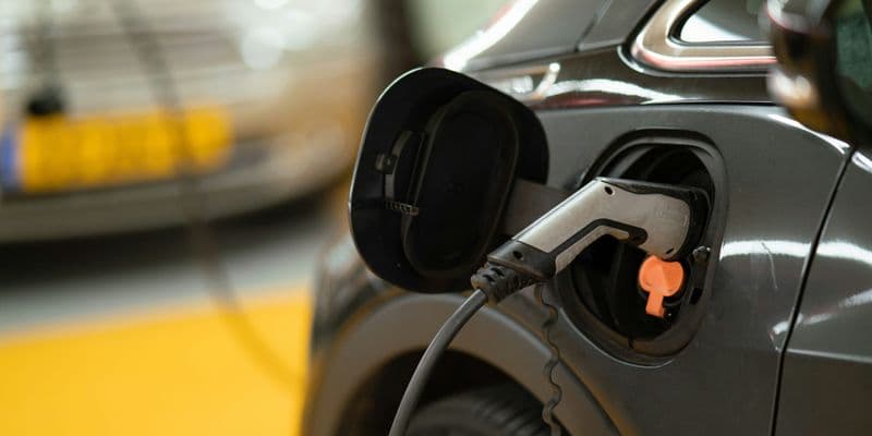 Nuevos impuestos aumentan los precios de carga para coches eléctricos