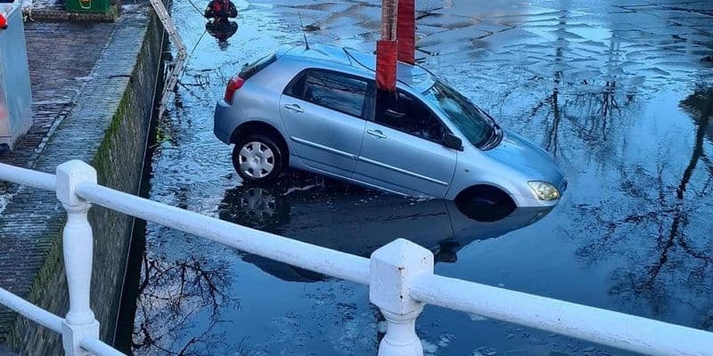 Coche en canal de Delft - Foto de Politie Delft